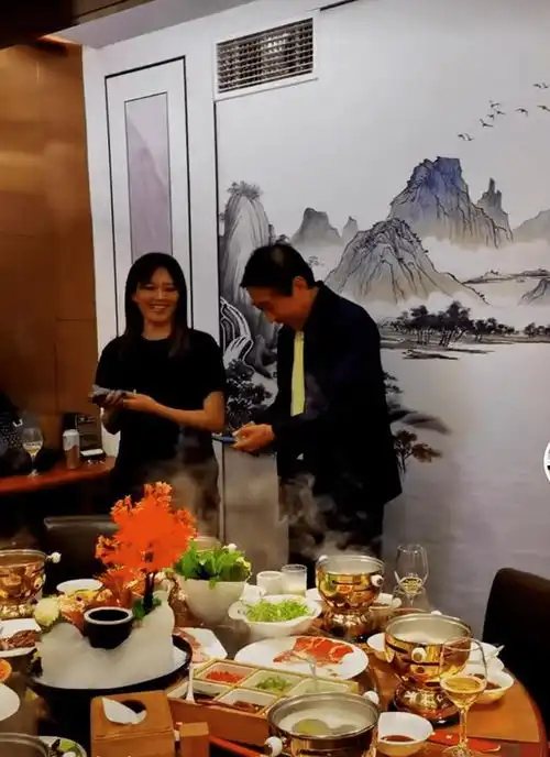 63岁冯巩为环卫工送餐不与女粉亲密接触,真德艺双馨老艺术家