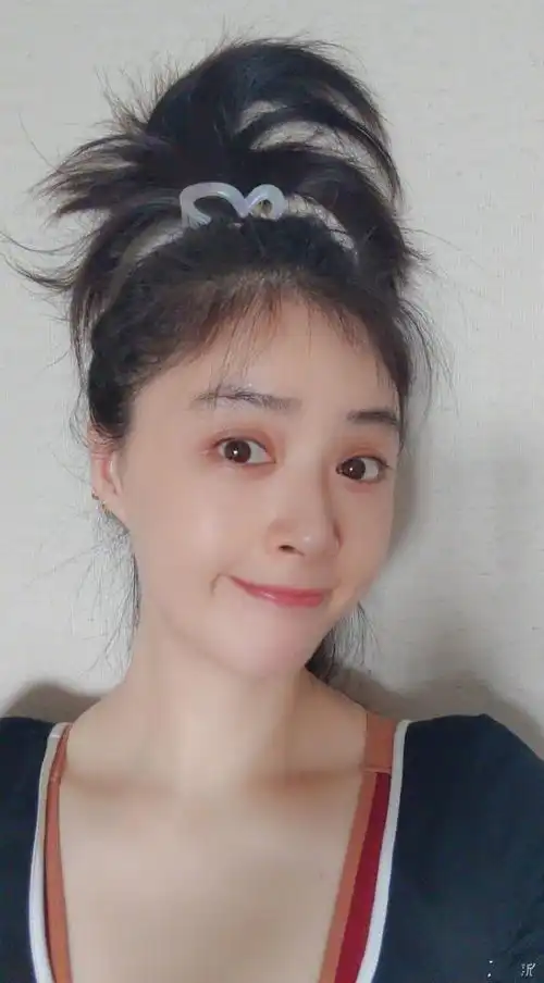 39岁蒋欣六一节扎哪吒头卖萌,自侃发量少皮肤靠滤镜,锁骨窝抢镜