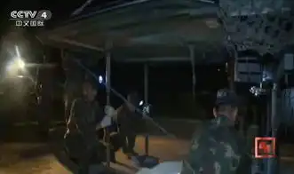 火箭军夜间演练转运重要装备神秘方舱现身