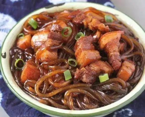 东北人最喜欢吃的几道菜,大铁锅炖起来,这看着都流口水