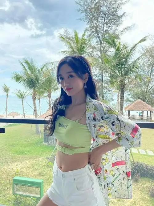 吴宣仪穿绿色抹胸白短裤太美了雪肤娇嫩性感妩媚