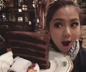 吃就是正义邓紫棋竟在舞台上销魂撸串