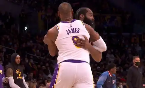 一级恶意犯规哈登肘击塔克裆部引热议,还踩到湖人新星的手