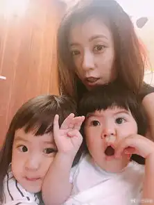 贾静雯晒女儿咘咘表情包照片,与妈妈合照,网友被咘咘的可爱萌到
