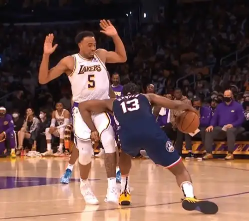 往哪打呢哈登肘击塔克私密部位被追加一级恶意