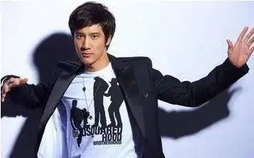 娱乐圈最抠门男星,年赚4.6亿却穿破洞袜子,网友我们不懂