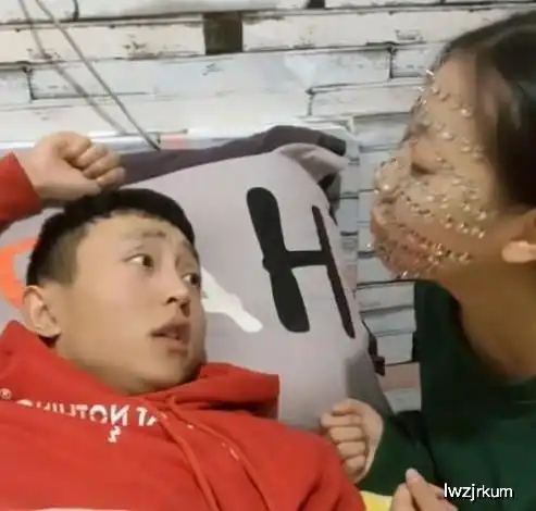 搞笑段子男子永远都忘不了,浴室里,自己老婆看到他的惊讶表情