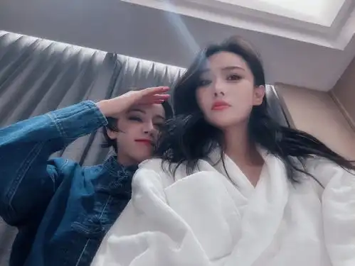 美女贴贴张馨予晒和热巴搞怪合照秀闺蜜情,穿浴袍妆容精致聊到妆脱了眼睛睁不开了天都快亮了,但超开心