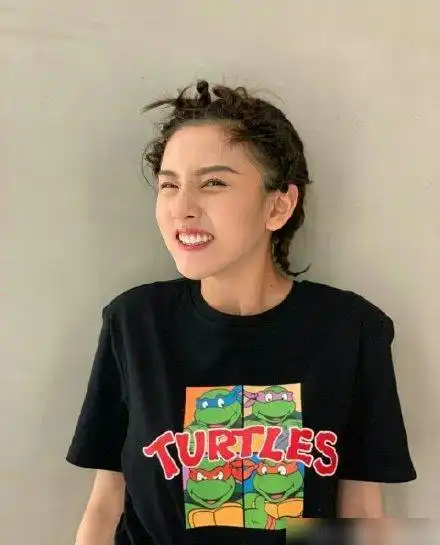 宋祖儿短发减龄编辫,卡通印花黑色t恤活力十足,古灵精怪惹人爱