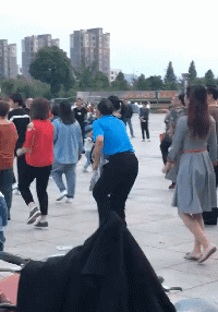 搞笑gif段子小姐姐吃的啥东西,这表情可以生成表情包了