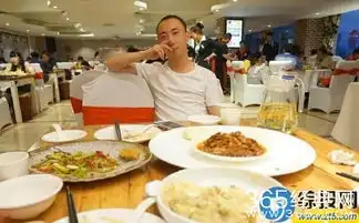 59岁冯巩全家近照,妻子美丽贤淑,海归儿子这模样是亲生