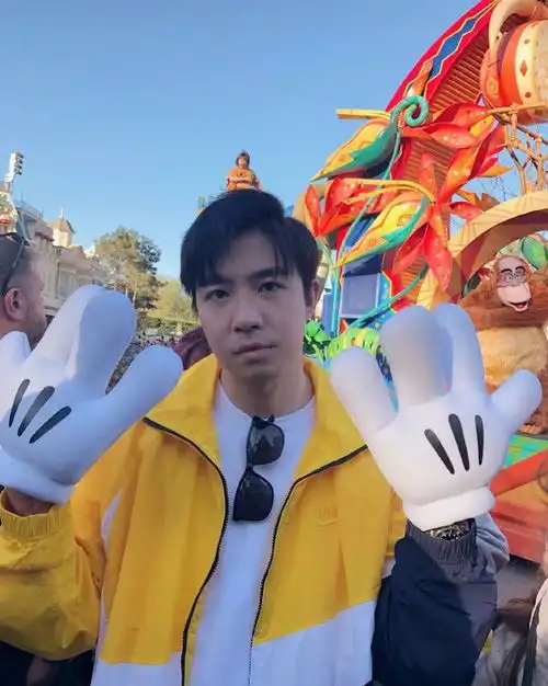 俞灏明游逛迪士尼,气球,泡泡,米奇手套超级可爱,一脸无奈像网易订阅