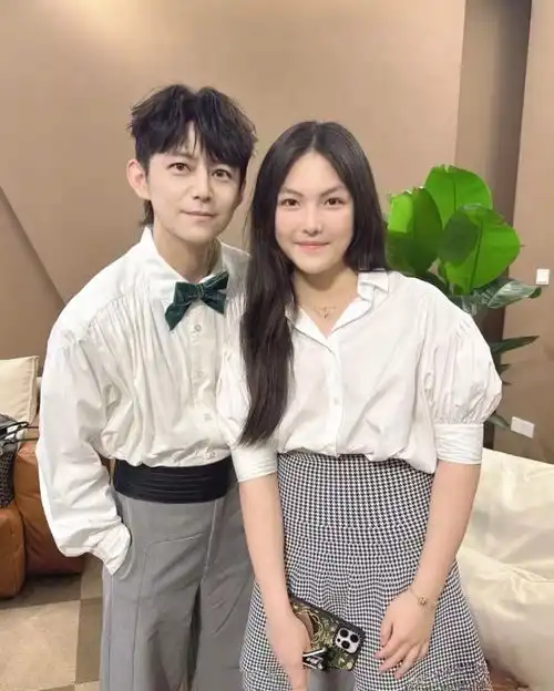 李湘一家三口探班歌手,王诗龄与何炅合照,富养出的女儿就是自信