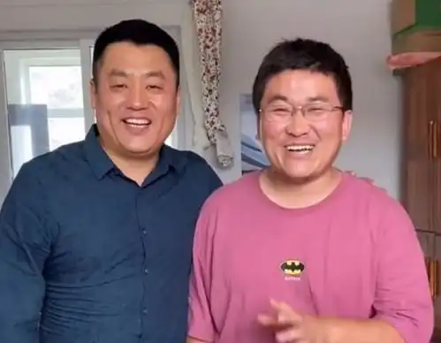 网红姜涛下跪磕头向粉丝道歉,只会哈哈哈哈哈注定走不远