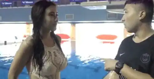 台湾艺人穿清凉泳衣跳水,主持人的表情说明一切,被赞身体诚实