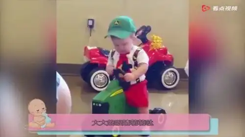 萌娃捂被子跟妈妈玩捉迷藏,宝宝玩游戏的表情,超可爱超有趣