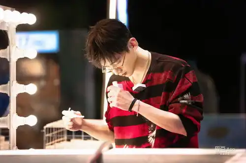 白敬亭明星大侦探变身白拉普本色诠释偶像正能量