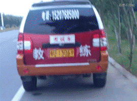 搞笑gif今天去爬山,半路被人拦住了,怎么办