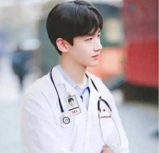 同样是扮演医生躲过了肖战,忍住了刘昊然,当看到他爱了