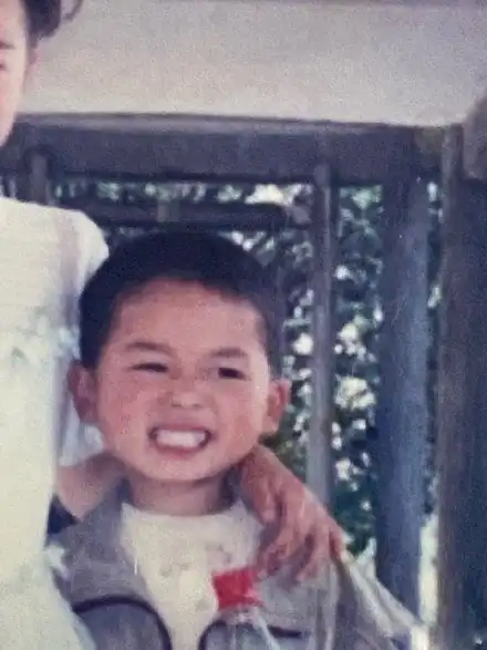 组图朱正廷绿洲分享童年照转手就被粉丝做成表情包