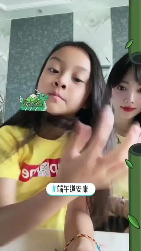 李小璐端午节陪女儿玩游戏,甜馨表情搞怪超可爱,越来越像贾乃亮