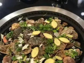 吃在大连铁锅炖海鲜是亮点,多种海鲜码放在锅里,一大锅超满足