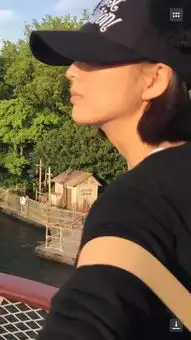 佟丽娅陈思诚同游迪士尼,两人距离很远无交流,丫丫表情很惆怅