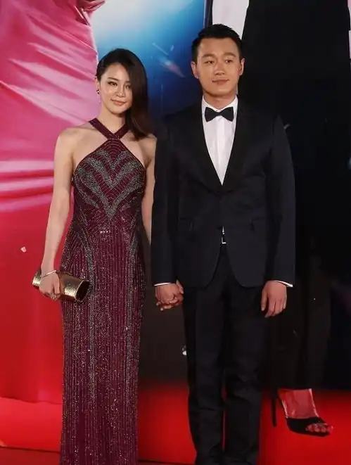 佟大为带老婆走红毯,老婆穿挂脖连衣裙像个贵妇,越看越像于明加