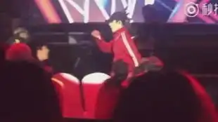 明星大侦探录制现场刘昊然白敬亭同款表情