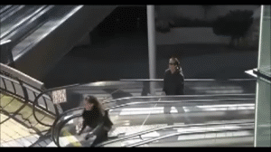 搞笑gif这哥们的表情简直是太到位了