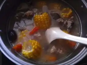 红萝卜玉米汤的做法,红萝卜玉米汤怎么做好吃,红萝卜玉米汤的家常做法素色彩虹
