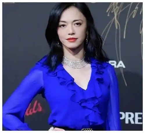 范冰冰参加晚会遭冷遇直播全程无镜头,合照中姚晨的表情太诚实