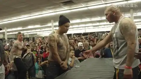 掰手腕专业选手参加扇耳光大赛,连续扇晕两个壮汉夺得冠军,太牛x了