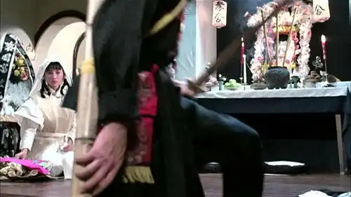 任老太爷变成了僵尸,谁都不认识了,阿威被吓得四处逃串