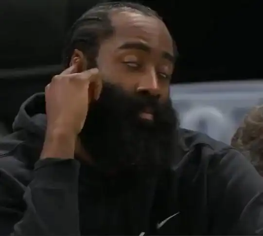 球迷高喊雄鹿晋级kd表情苦涩哈登翻白眼,苏群解说讽刺字母哥