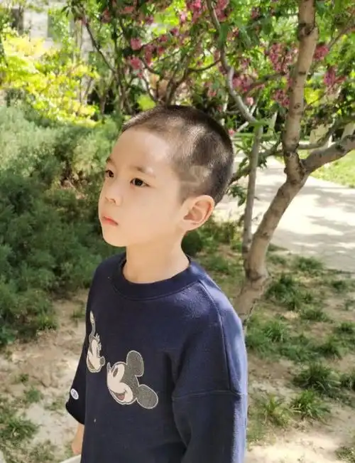 七岁星二代嗯哼近照曝光,剪了寸头穿米老鼠图案卫衣,太帅了