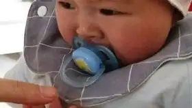 可爱小宝宝吃奶嘴吃的津津有味,听声音就知道他吃得有多香