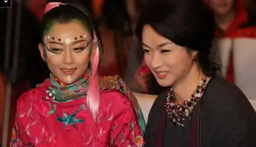 55岁金星大玩性感,穿黑丝裙秀美腿狂凹造型,妩媚妖娆当仁不让