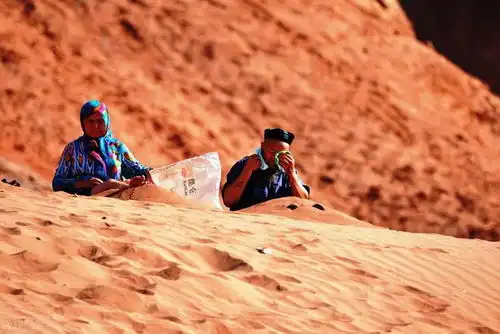 吐鲁番地表温度达70,7月游客络绎不绝为何