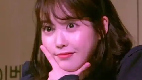 iu好可爱啊为粉丝摆各种搞怪动作,完全没有偶像包袱