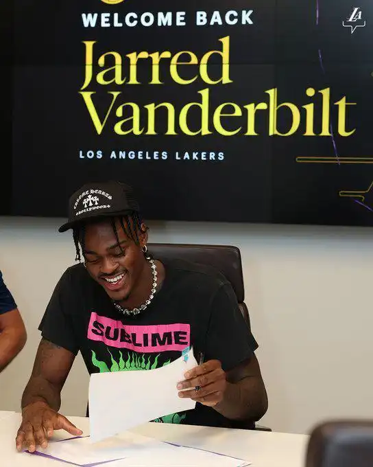 湖人官宣续约范德比尔特本人发声4年合同细节曝光詹姆斯力挺