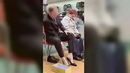 国外恶搞一个大男人穿高跟鞋,旁边的客户表情一个比一个精彩