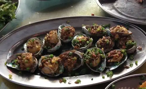 网友第一次吃海鲜,跟服务员说要三十几头鲍鱼,旁边的人笑他傻瓜