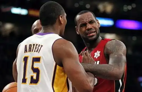 被阿泰教训过的巨星詹皇被打掉发带要哭,乔丹肋骨直接被撞断