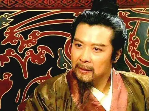 善于捕捉时机加表演天赋,拥曹操灭袁术,刘备的两次渡金之路