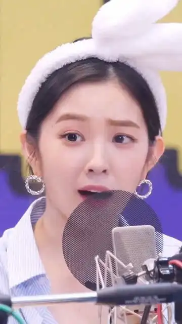 裴姐咱能安安静静做个美少女吗你都笑出表情包来了啊怼脸拍盛世美颜裴珠泫