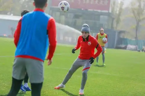 海港训练玩出新花样分三组对抗负者获折返跑礼包