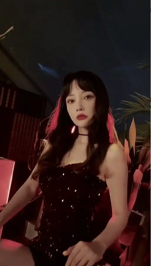 各自安好贾乃亮父亲节专注事业超帅气,李小璐独自逛街心情好