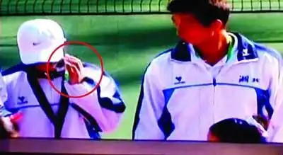 李娜不听话,颁奖时被领导当众扇耳光,面对记者提问她说无聊