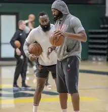 火箭爆训练照,哈登当导师,小里弗斯出镜,全队表情严肃苦练三分